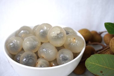 Dimocarpus longan, yaygın olarak Longan olarak bilinen, yenilebilir meyve üreten tropikal bir ağaç türüdür. Pembe böğürtlen familyası Sapindaceae 'nin en tanınmış tropikal üyelerinden biridir.
