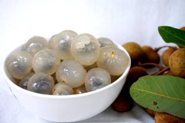 Dimocarpus longan, yaygın olarak Longan olarak bilinen, yenilebilir meyve üreten tropikal bir ağaç türüdür. Pembe böğürtlen familyası Sapindaceae 'nin en tanınmış tropikal üyelerinden biridir.