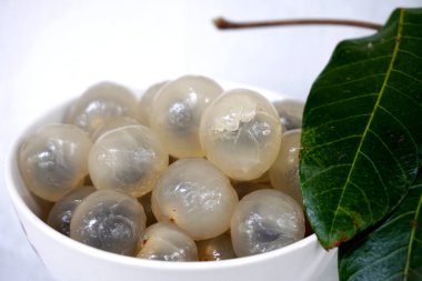 Dimocarpus longan, yaygın olarak Longan olarak bilinen, yenilebilir meyve üreten tropikal bir ağaç türüdür. Pembe böğürtlen familyası Sapindaceae 'nin en tanınmış tropikal üyelerinden biridir.