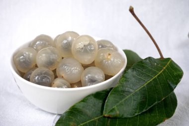 Dimocarpus longan, yaygın olarak Longan olarak bilinen, yenilebilir meyve üreten tropikal bir ağaç türüdür. Pembe böğürtlen familyası Sapindaceae 'nin en tanınmış tropikal üyelerinden biridir.