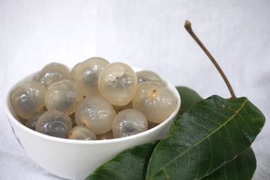Dimocarpus longan, yaygın olarak Longan olarak bilinen, yenilebilir meyve üreten tropikal bir ağaç türüdür. Pembe böğürtlen familyası Sapindaceae 'nin en tanınmış tropikal üyelerinden biridir.
