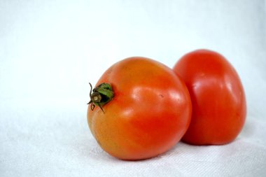 Domates, genellikle domates bitkisi olarak bilinen Solanum lycopersicum bitkisinin yenilebilir meyvesidir. Türün kökeni Batı Güney Amerika ve Orta Amerika 'dır.