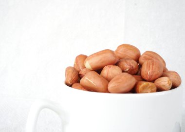 Porselen fincanlı fıstık.