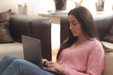 Genç kız evde ders çalışıyor.