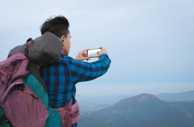 Sırt çantalı genç adam dağda