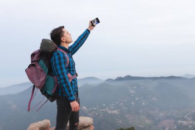 Sırt çantalı genç adam dağda