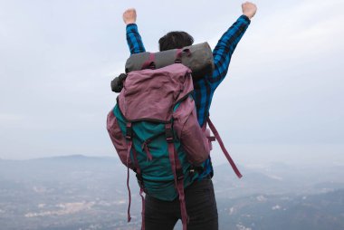 Sırt çantalı genç adam dağda