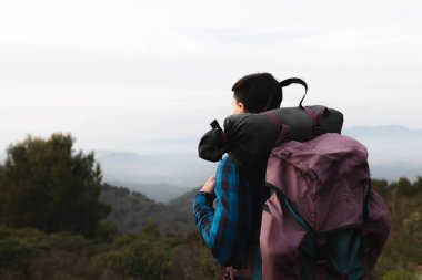 Sırt çantalı genç adam dağda