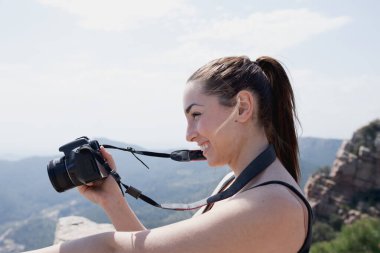 Dağdaki kameralı kız.