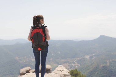 Sırt çantalı kız dağda