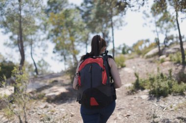 Sırt çantalı kız dağda