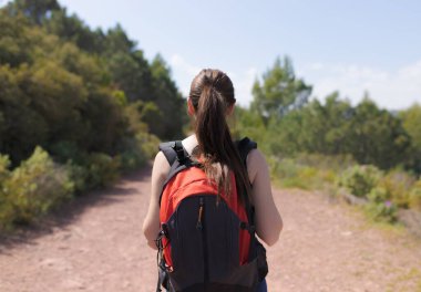 Sırt çantalı kız dağda