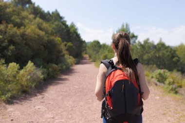 Sırt çantalı kız dağda