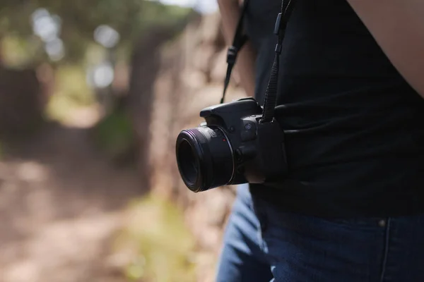 Meisje Zitten Zon Met Camera — Stockfoto