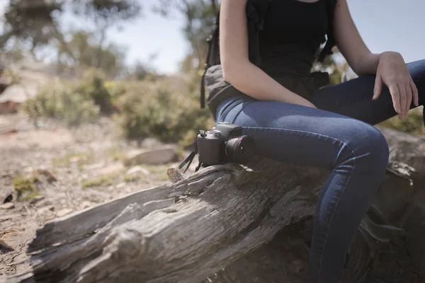 Meisje Zitten Zon Met Camera — Stockfoto