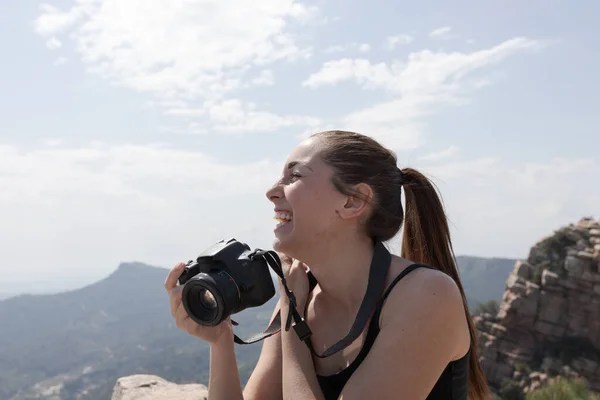 Κορίτσι Κάμερα Στο Βουνό — Φωτογραφία Αρχείου