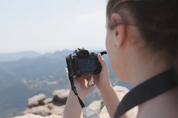 在山上拿着相机的女孩 — 图库照片