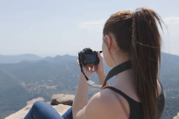 Fille Avec Caméra Sur Montagne — Photo