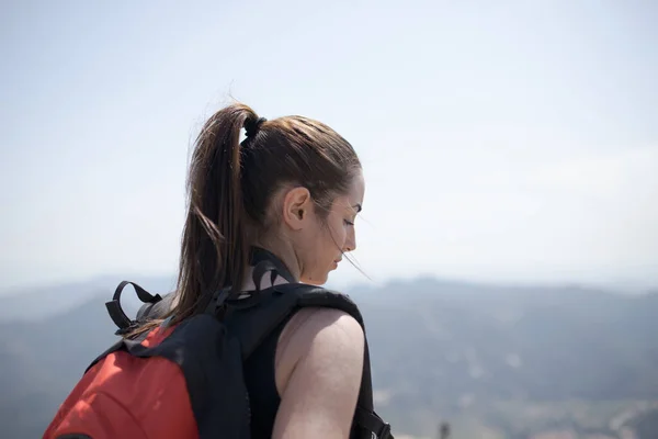 Fille Avec Sac Dos Dans Montagne — Photo