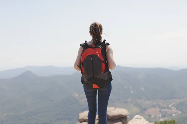 Menina Com Mochila Montanha — Fotografia de Stock