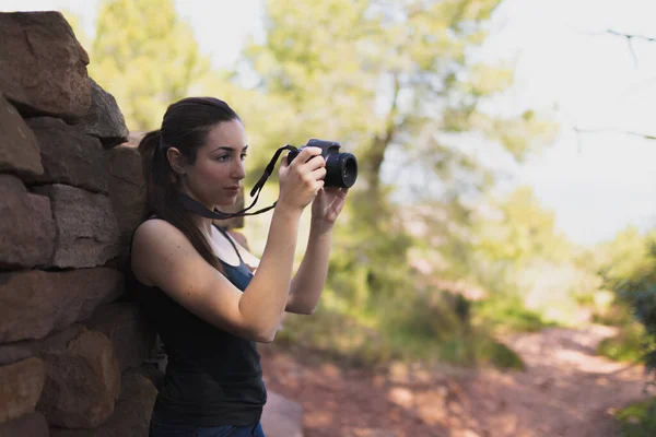 Kız Dağda Fotoğraf Çekiyor — Stok fotoğraf