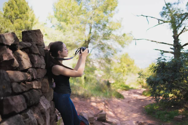 Κορίτσι Που Βγάζει Φωτογραφίες Στο Βουνό — Φωτογραφία Αρχείου