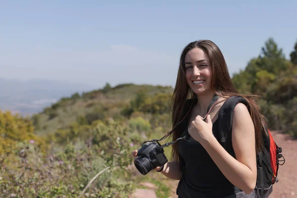 Fille Avec Caméra Sur Montagne — Photo