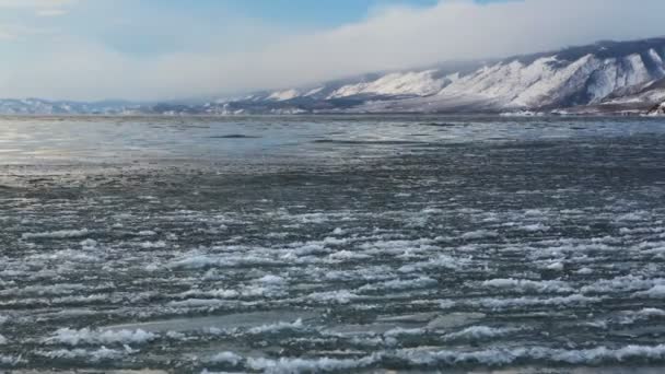 Oppervlak van de winter Baikal, water en ijs in het — Stockvideo