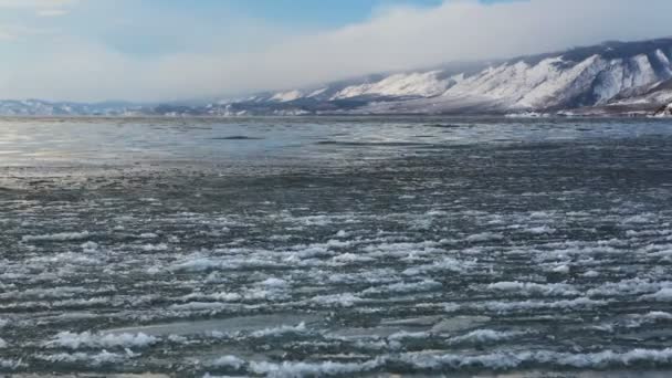 Surface de l'hiver Baïkal, eau et glace dedans — Video