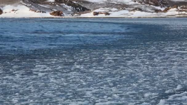 Superficie de invierno Baikal, agua y hielo en ella — Vídeos de Stock