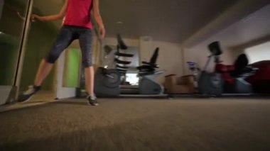 Spor salonunda çalışan kadın.