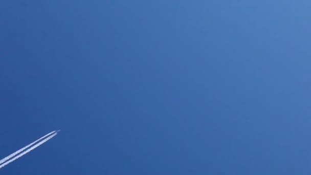 Flugzeugspuren über strahlend blauen Himmel — Stockvideo
