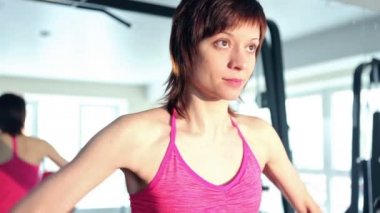 Spor salonunda çalışan kadın.