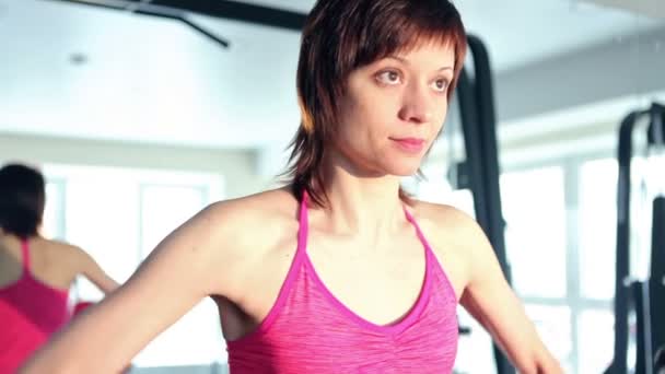 Mujer haciendo ejercicio en el gimnasio — Vídeos de Stock