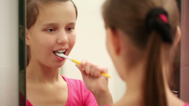 Hermosa chica cepillándose los dientes — Vídeos de Stock