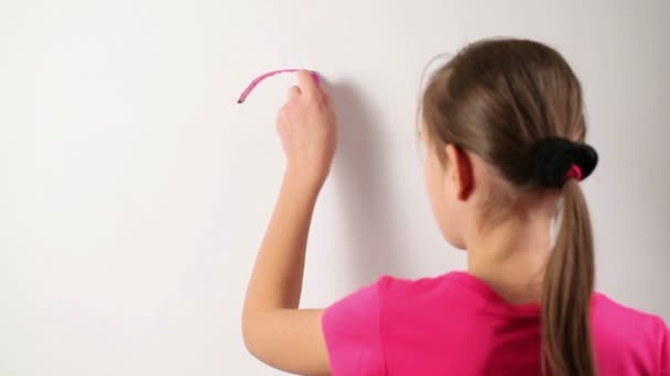 Meisje kind trekt met gekleurde inkten — Stockvideo