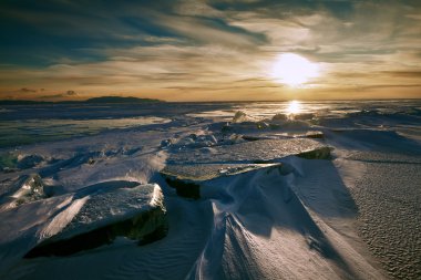 Kışın Baykal Gölü'nün yüzey
