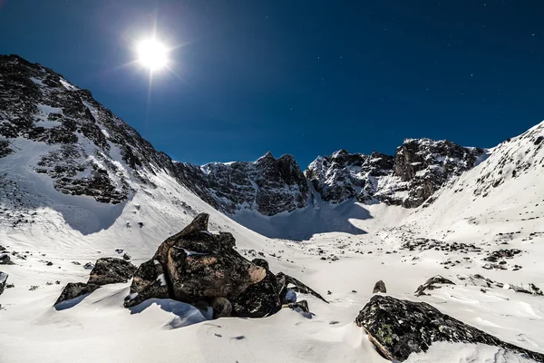 明るい太陽の山 — ストック写真