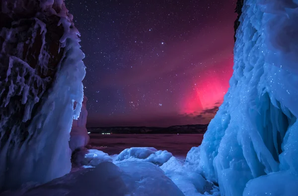 Red northern Lights on Baikal — Stock Photo, Image