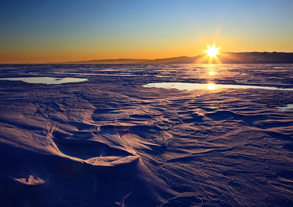 Powierzchnia jeziora Bajkał w zimie — Zdjęcie stockowe