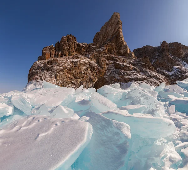 贝加尔湖在冬天的岩石 — 图库照片