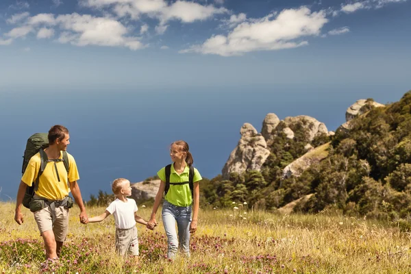 Randonnée en famille sur le terrain — Photo