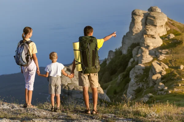 Familie wandelen op de bergen — Stockfoto