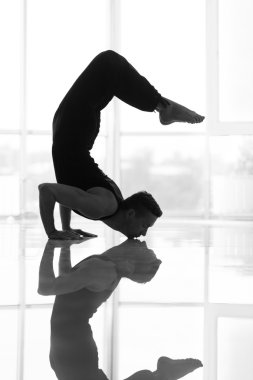 Yoga stüdyosunda adam inşaat dışarı