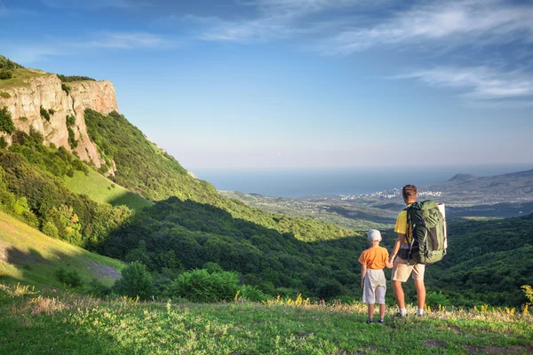 Vader en zoon wandelen — Stockfoto