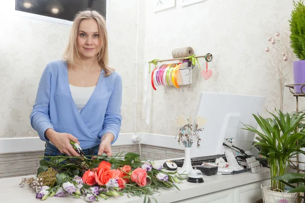 Floristería en el trabajo con flores — Foto de Stock