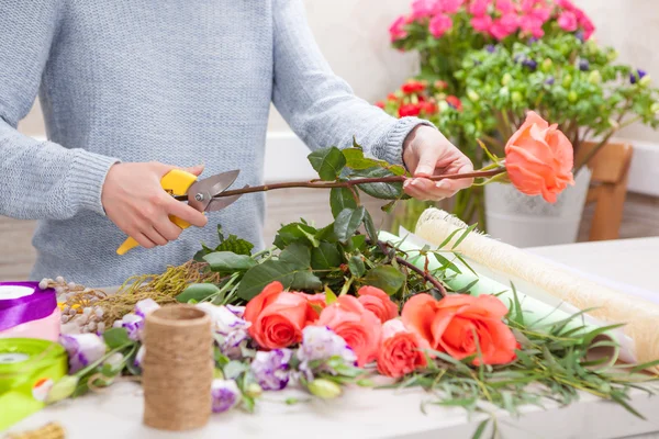 Florista en el trabajo — Foto de Stock