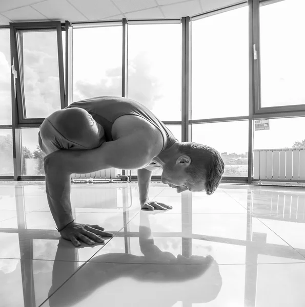 Atlético muscular jovem homem trabalhando fora, ioga — Fotografia de Stock