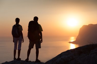 Güzel güneş doğarken hiking Çift