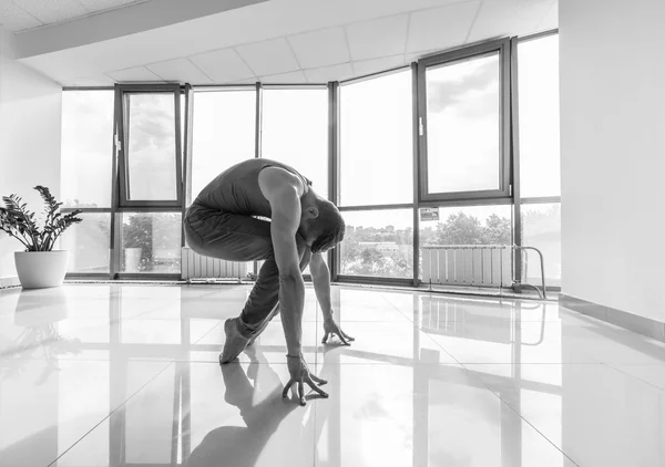 Hombre formación yoga — Foto de Stock